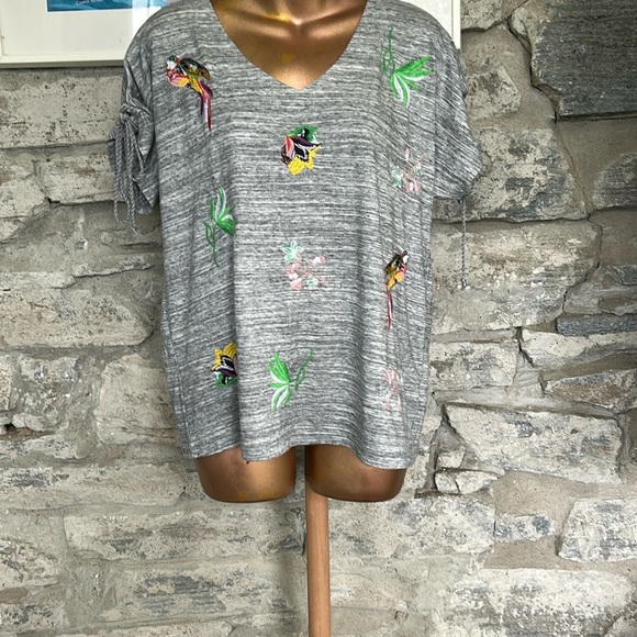 per una Tops - Embroidered V-Neck Top